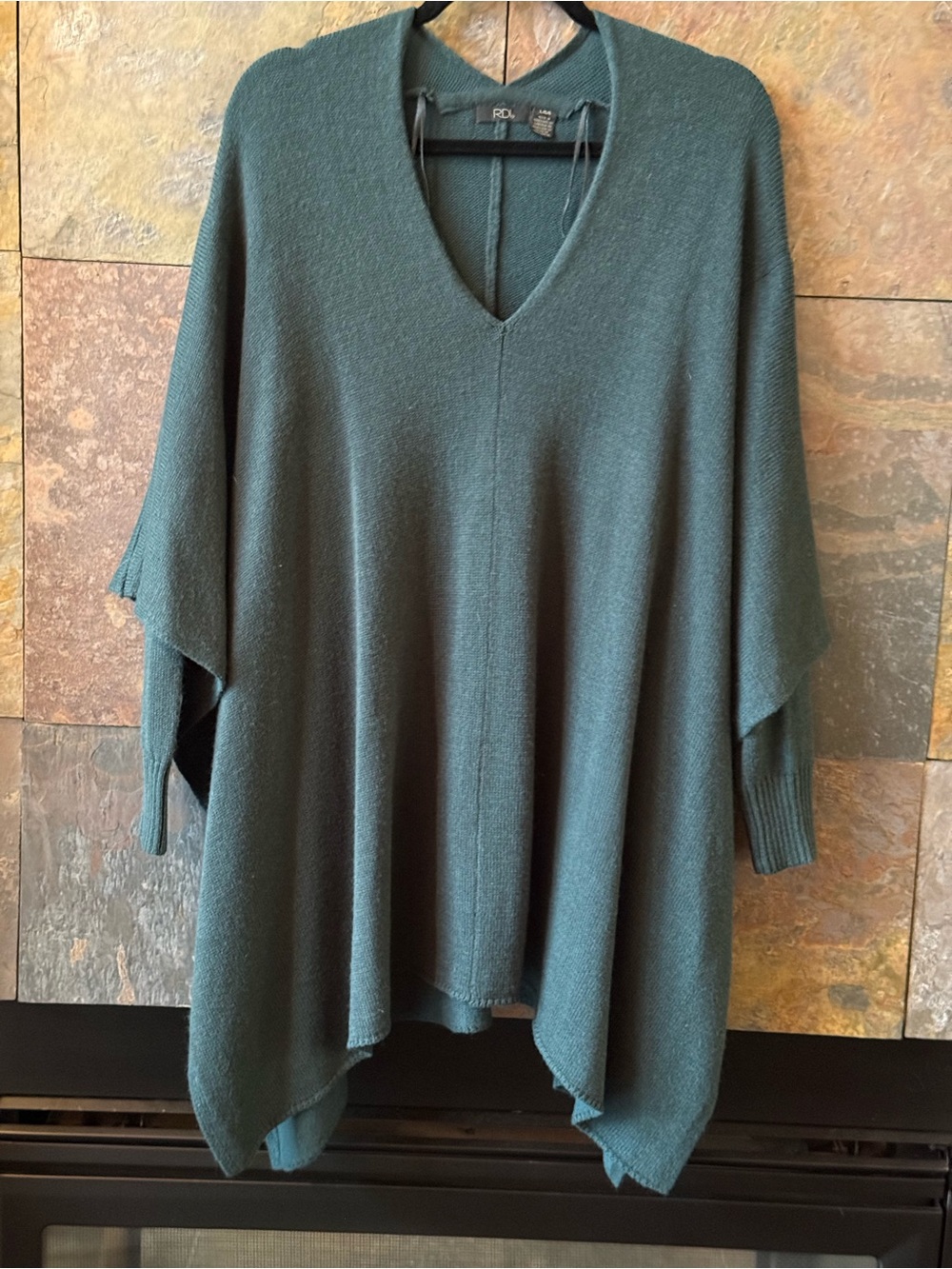 RDI sleeved Serape/wrap, hunter green. Deep V neck. L